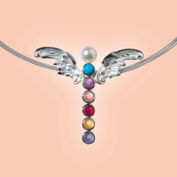 Anhänger „Seraphina“ aus Sterling Silber mit Flügelmotiv, Perle und farbigen Edelsteinen in vertikaler Anordnung