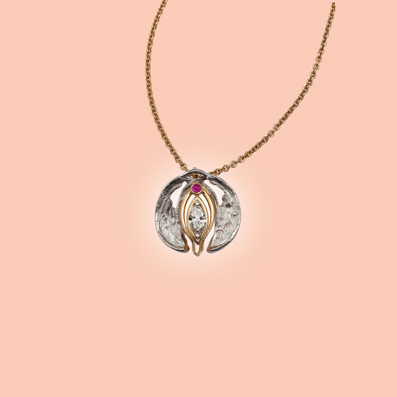 Anhänger „Namasté“ aus Platin und Roségold mit Navette-Diamant und Rubin an feiner Kette